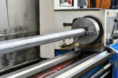 Torna ve iplik döndürmek için bir torna üzerine destek olarak bir şaft monte.