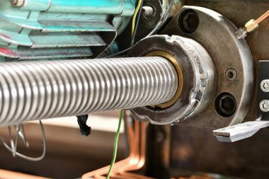 Bir makine aracı üzerinde karşılıklı hareket için Trapezoidal vida.