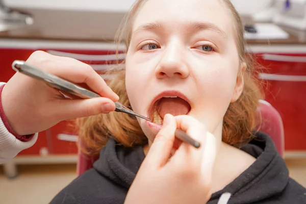 Tandläkare Undersöker Tänderna Munnen Flicka — Stockfoto