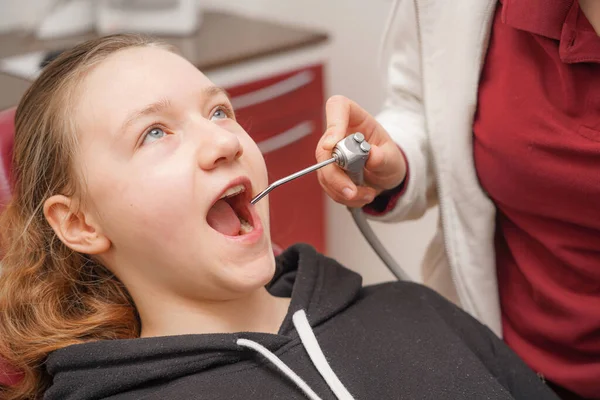 Flicka Hos Tandläkaren Läkaren Kontrollerar Och Undersöker Barnets Tänder — Stockfoto