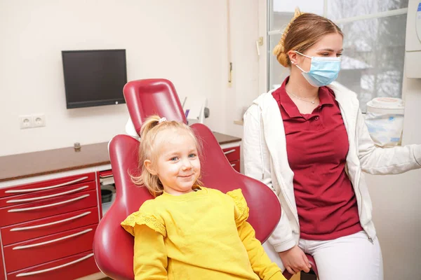 Malá Radostná Dívka Sedí Zubním Křesle Stomatologické Léčbě — Stock fotografie