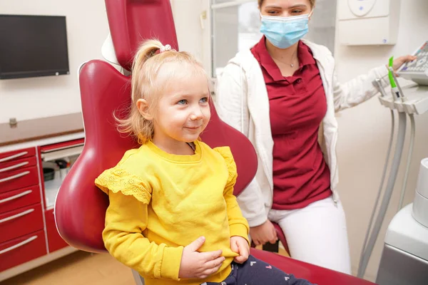 Mała Dziewczynka Siada Krześle Dentystycznym Czeka Lekarz Szykuje Się Pracy — Zdjęcie stockowe