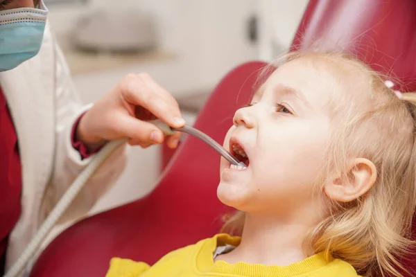 Liten Flicka Hos Tandläkaren Läkaren Kontrollerar Och Undersöker Barnets Tänder — Stockfoto
