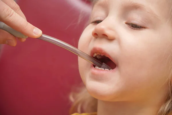 Маленькая Девочка Дантиста Врач Проверяет Осматривает Зубы Ребенка — стоковое фото