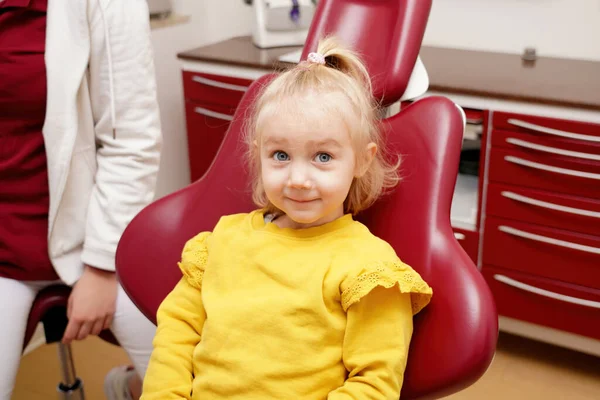 Mała Dziewczynka Siada Krześle Dentystycznym Czeka Lekarz Szykuje Się Pracy — Zdjęcie stockowe