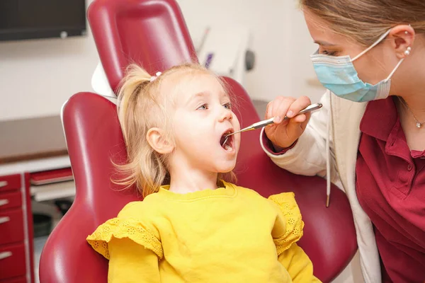 Маленька Дівчинка Стоматолога Лікар Перевіряє Оглядає Зуби Дитини Ліцензійні Стокові Зображення