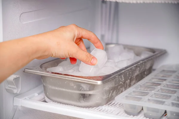 Девушка Собирает Замороженные Кубики Льда Морозилки Приготовить Безалкогольные Напитки — стоковое фото