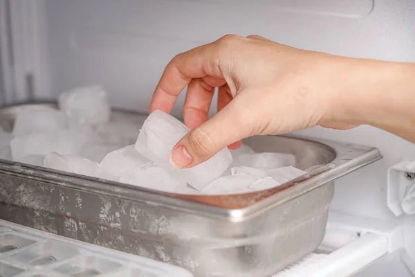 Menina Toma Cubos Gelo Congelados Congelador Com Mão Para Preparar — Fotografia de Stock