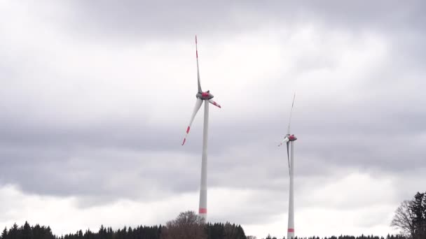 Екологічна Електроенергія Природних Ресурсів Використанням Вітрогенераторів — стокове відео