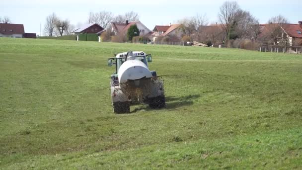 農業用トラクターの水と自然肥料で芝生のフィールドを肥料 — ストック動画