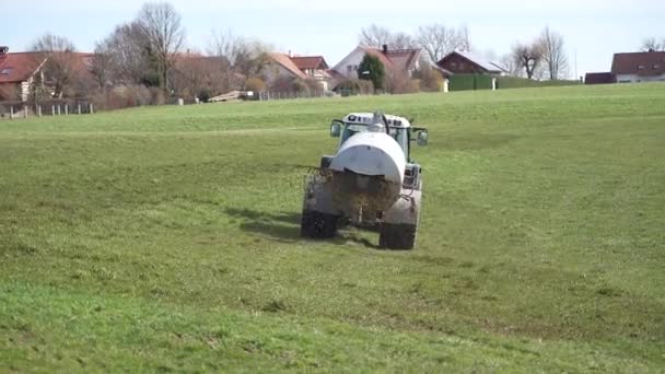 Tracteur Agricole Arrose Fertilise Champ Herbe Avec Engrais Naturel — Video