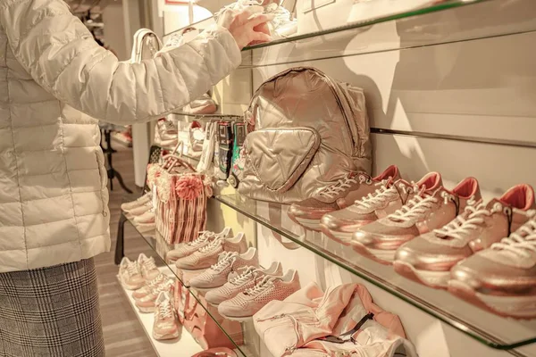 Una Chica Una Tienda Zapatos Elige Zapatos Para Caminar Cómodamente — Foto de Stock