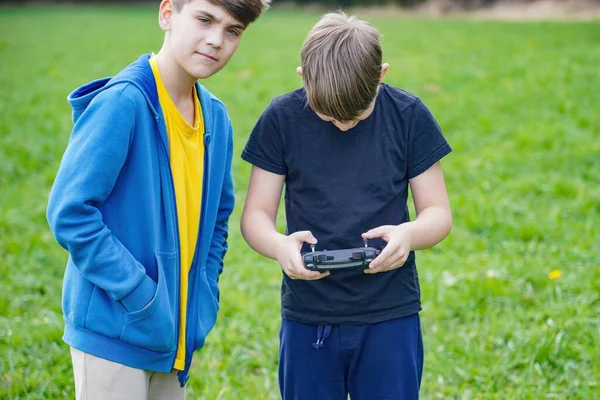 Painel Controlo Está Nas Mãos Rapaz Que Controla Drone Crianças — Fotografia de Stock