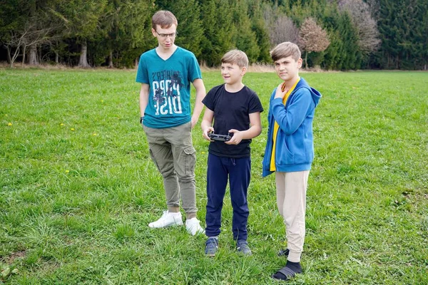 Die Steuerung Liegt Den Händen Des Jungen Der Die Drohne — Stockfoto