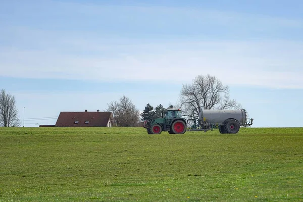 Bir Çiftlikte Toprağı Sıvı Gübreyle Sulamak Gübrelemek Için Tarım Makinesi — Stok fotoğraf