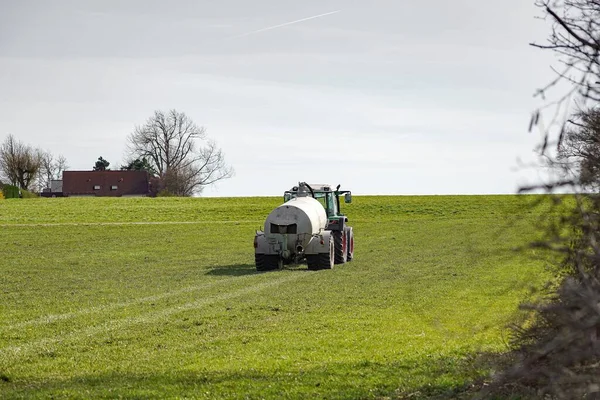 Máquina Agrícola Para Regar Fertilizar Tierra Con Estiércol Líquido Una —  Fotos de Stock