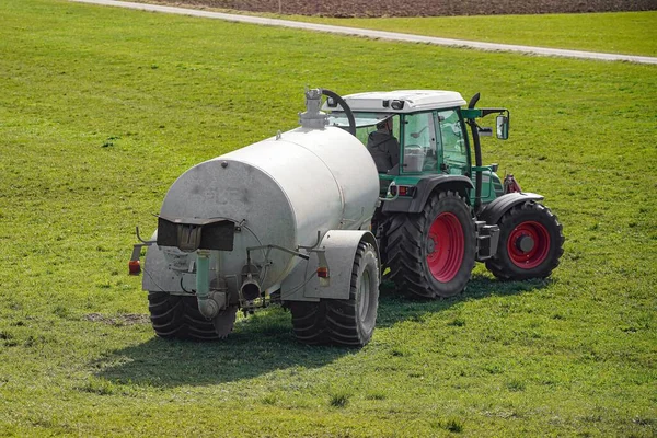 农田里用液体肥料浇灌和施肥的农业机械 — 图库照片