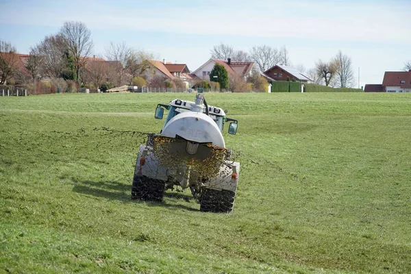 農場内の液体肥料で土地に水をやり肥料を与える農業機械 — ストック写真