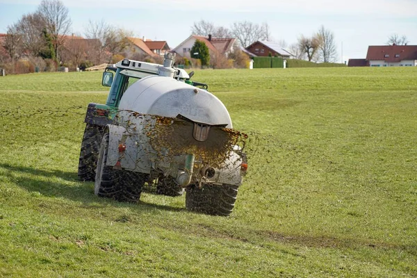 Çiftlikteki Tarım Makinesi Toprağı Sıvı Hayvan Gübresiyle Suluyor Gübreliyor — Stok fotoğraf