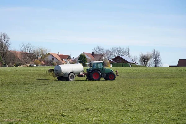 Landmaschinen Auf Dem Hof Bewässern Und Düngen Das Land Mit — Stockfoto