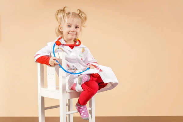 Malá Holka Doktor Hračkou Stetoskop Sedí Bílém Křesle — Stock fotografie