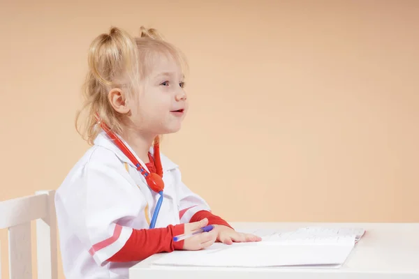 Dziecko Jako Lekarz Zabawkowym Stetoskopem Słucha Pacjenta Recepcji Przechowuje Historię — Zdjęcie stockowe