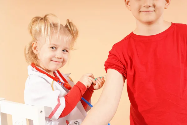 Dziecko Bawi Się Lekarza Wstrzykuje Starszemu Bratu Dzieci Szczepione — Zdjęcie stockowe
