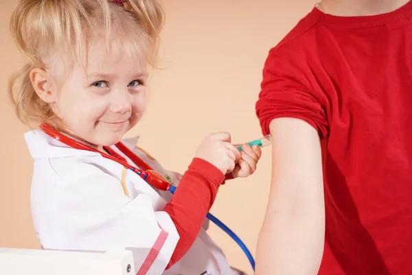 Dziecko Bawi Się Lekarza Wstrzykuje Starszemu Bratu Dzieci Szczepione — Zdjęcie stockowe