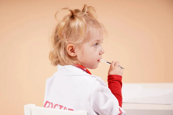 Dziecko Jako Lekarz Zabawkowym Stetoskopem Słucha Pacjenta Recepcji Przechowuje Historię — Zdjęcie stockowe