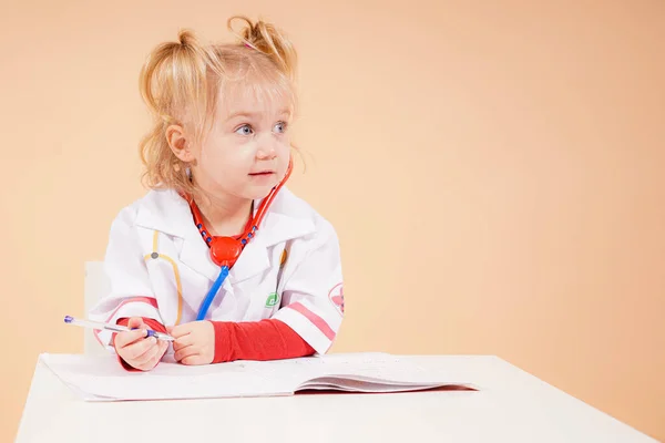 Dziecko Bawi Się Lekarza Słucha Pacjenta Recepcji Siedząc Przy Stole — Zdjęcie stockowe
