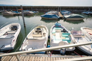 Park yerindeki limanda pahalı lüks yatlar ve tekneler. Denizde yürümek için çeşitli tekneler ve suda insan taşımak için..