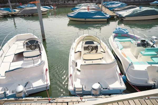 Iates Luxo Caros Barcos Porto Estacionamento Vários Barcos Para Passeio — Fotografia de Stock