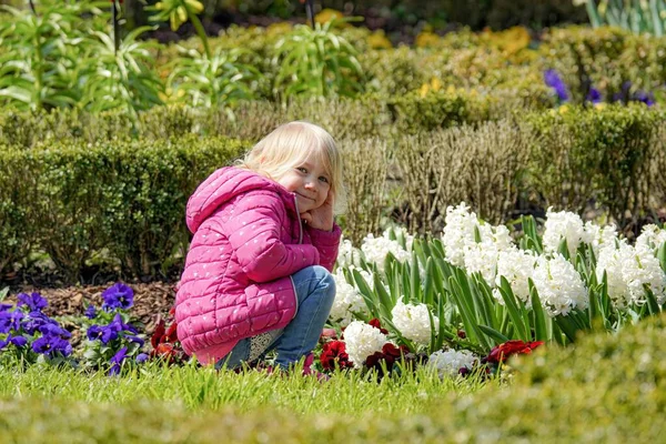Petite Fille Joyeuse Saute Pose Parmi Belles Fleurs Dans Parc — Photo