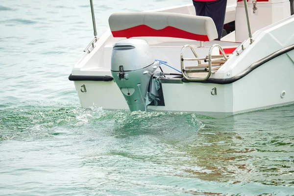 人々は遊覧船に乗っている ボートの後ろにモーターが付いている プロペラからの波 — ストック写真