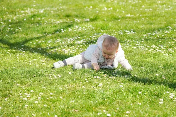 Small Child Lies Grass Tries Get Childrens First Steps — Stock Photo, Image