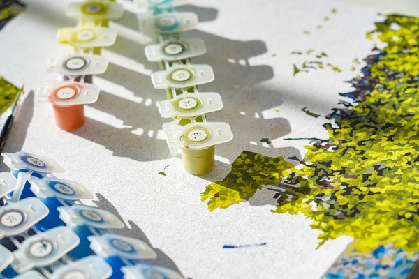 Kleurplaten Door Cijfers Schildert Kleine Potjes Een Penseel Een Beeld — Stockfoto