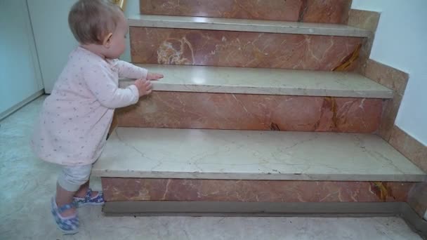 Małe Dziecko Próbuje Wspiąć Się Schodach Mieszkaniu Nie Może Wysokiej — Wideo stockowe