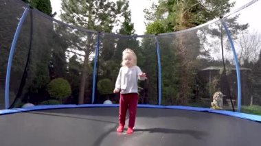 Küçük kız trambolinde ayrılıp parkta zıplıyor. Çocuklar uçağa biniyor. 