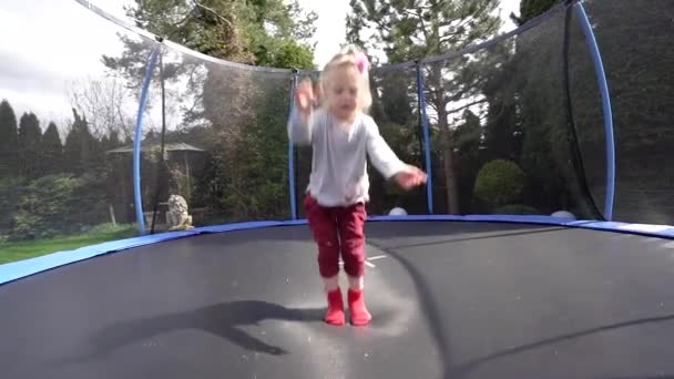 Een Klein Meisje Splitst Een Trampoline Springt Het Park Kinderen — Stockvideo