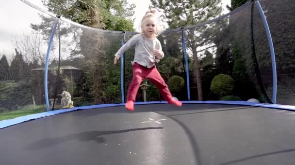 Menina Fazendo Divisões Trampolim Pulando Parque Crianças Passeio Aéreo — Vídeo de Stock