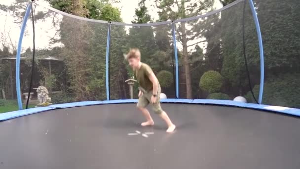 Oğlan Trambolinde Sağa Sola Zıplar Sonunda Takla Atar Küçük Bir — Stok video