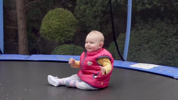 Uma Criança Pequena Senta Salta Trampolim Diversão Brincar Parque Crianças — Vídeo de Stock