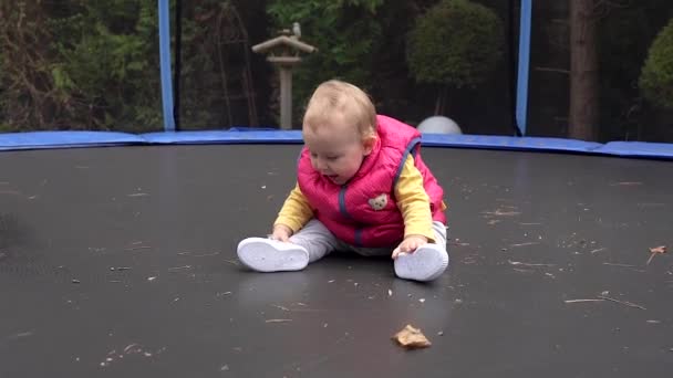 Küçük Bir Çocuk Trambolinde Oturur Zıplar Küçük Çocuklar Parkında Eğlenmek — Stok video