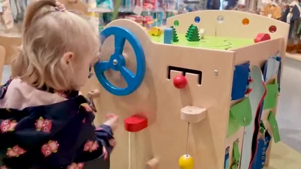 Alışveriş Merkezindeki Çocuk Parkında Yapboz Oynayan Kız Yüksek Kaliteli Fullhd — Stok video