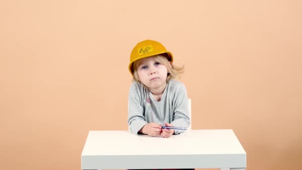 Une Fille Dans Casque Construction Avec Crayon Vient Avec Des — Video