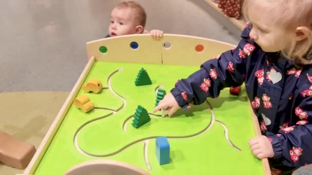 Dzieci Bawią Się Puzzle Placu Zabaw Centrum Handlowym Wysokiej Jakości — Wideo stockowe