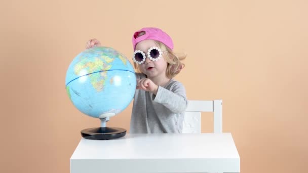 Dziewczyna Okularach Przeciwsłonecznych Różowej Czapce Obraca Się Świecie Wybiera Miejsce — Wideo stockowe