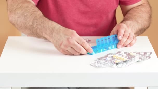Uomo Organizza Medicine Pillole Organizzatore Prenderle Determinati Giorni — Video Stock