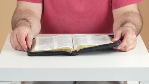 Hombre Estaba Leyendo Biblia Cierra Después Leerla Pone Sobre Mesa — Vídeo de stock