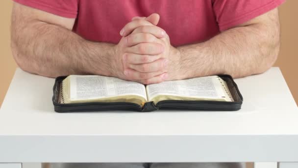 Homem Dobrou Mãos Oração Colocá Los Sobre Bíblia Aberta Reza — Vídeo de Stock